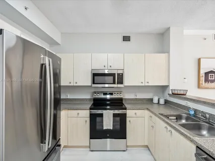 $3,370 | 1803 North Flagler Drive, Unit 213, West Palm Beach, FL 33407