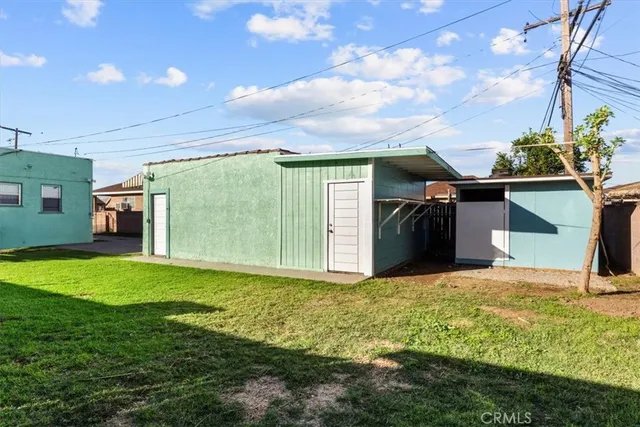 a view of a backyard