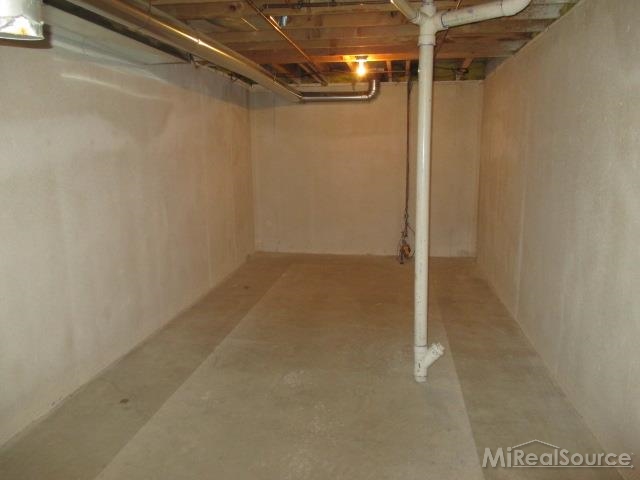 4056 April Lane Sterling Heights, MI 48310 - Photo 17 of 21 31217108-16.JPG