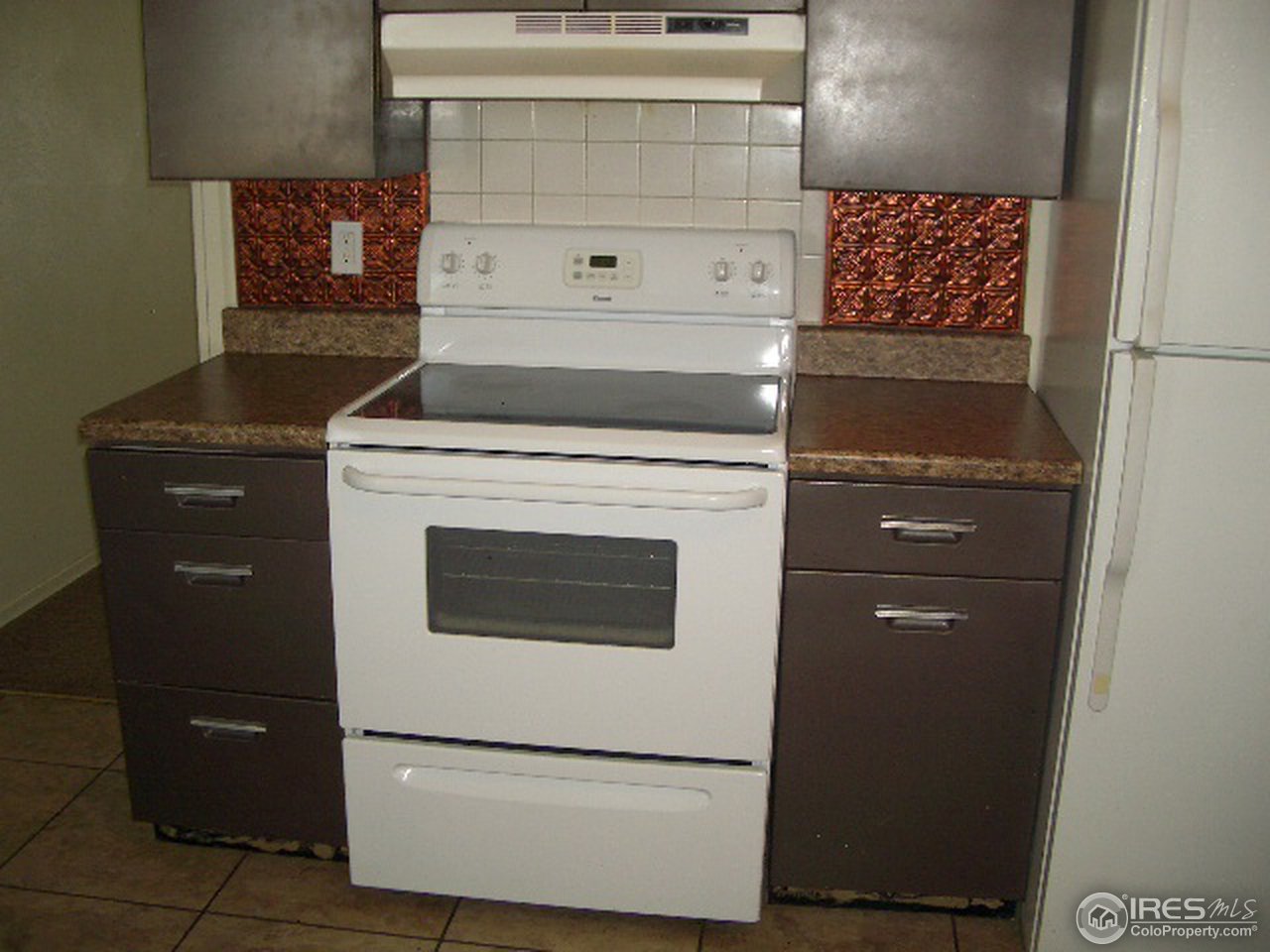 6422 Prospect Road Longmont, CO 80503 - Photo 7 of 10 Kitchen Stove & Refrigerator