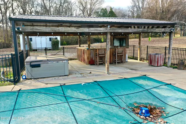 a view of a house with backyard and garden