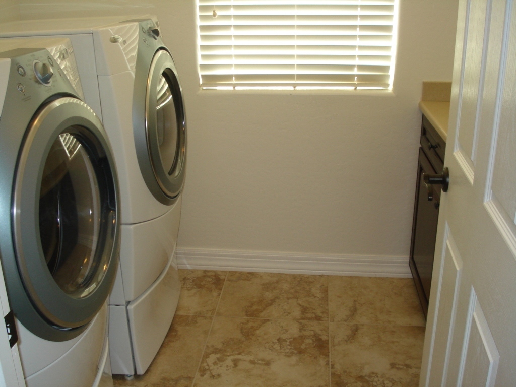 10092 East Hay Loft Road Florence, AZ 85132 - Photo 34 of 40 Laundry with cabinets