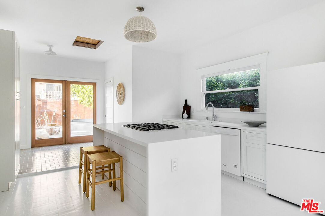1163 Nelrose Avenue Venice, CA 90291 - Photo 11 of 32 a kitchen that has a sink and a stove