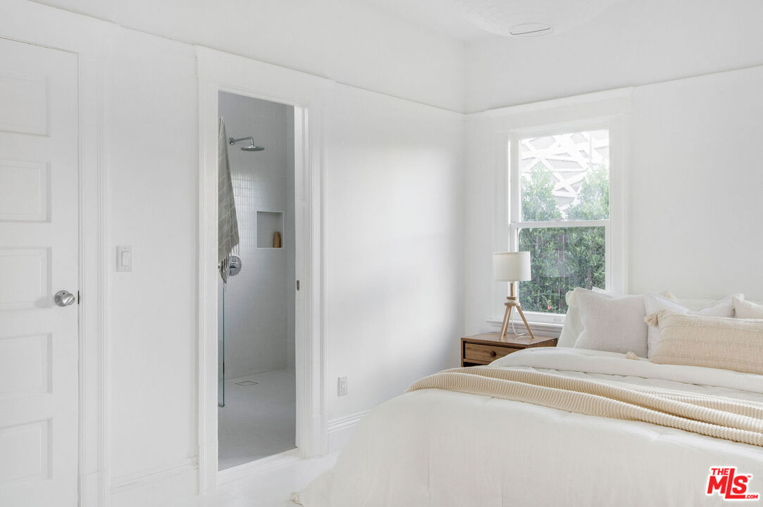 1163 Nelrose Avenue Venice, CA 90291 - Photo 20 of 32 a bedroom with a bed and a window