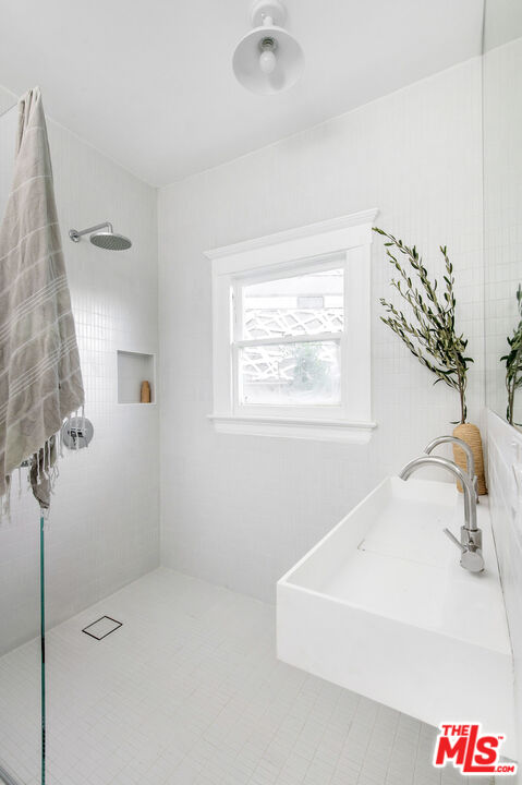 1163 Nelrose Avenue Venice, CA 90291 - Photo 21 of 32 a bathroom with a bathtub