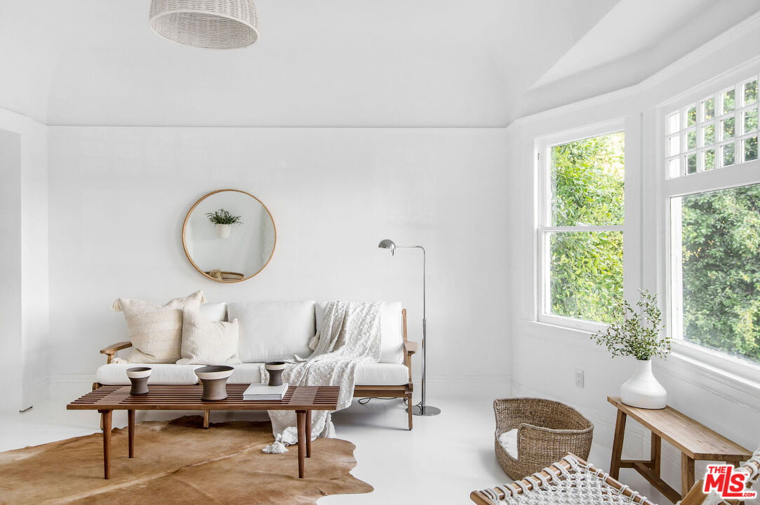 1163 Nelrose Avenue Venice, CA 90291 - Photo 4 of 32 a living room with furniture and a window