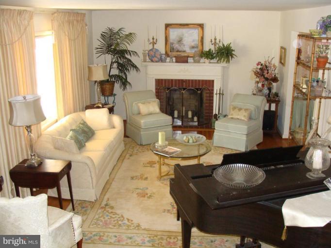 6125 Haddon Hall Road Baltimore, MD 21212 - Photo 2 of 22 Living Room