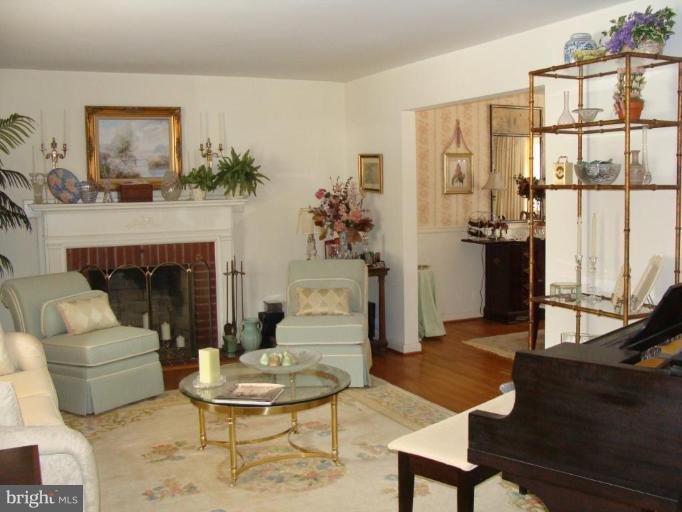 6125 Haddon Hall Road Baltimore, MD 21212 - Photo 6 of 22 Living Room #2