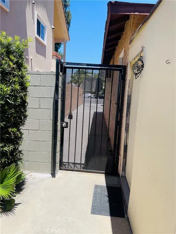 $1,800 | 17082 Chatsworth Street, Unit D, Granada Hills, CA 91344