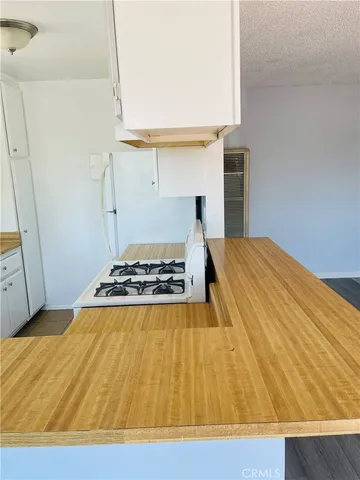 $1,800 | 17082 Chatsworth Street, Unit D, Granada Hills, CA 91344