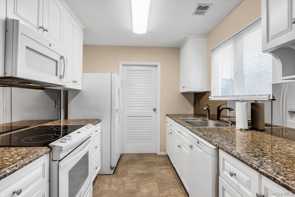 224 Springmeadow Drive, Unit F Holbrook, NY 11741 - Photo 11 of 16