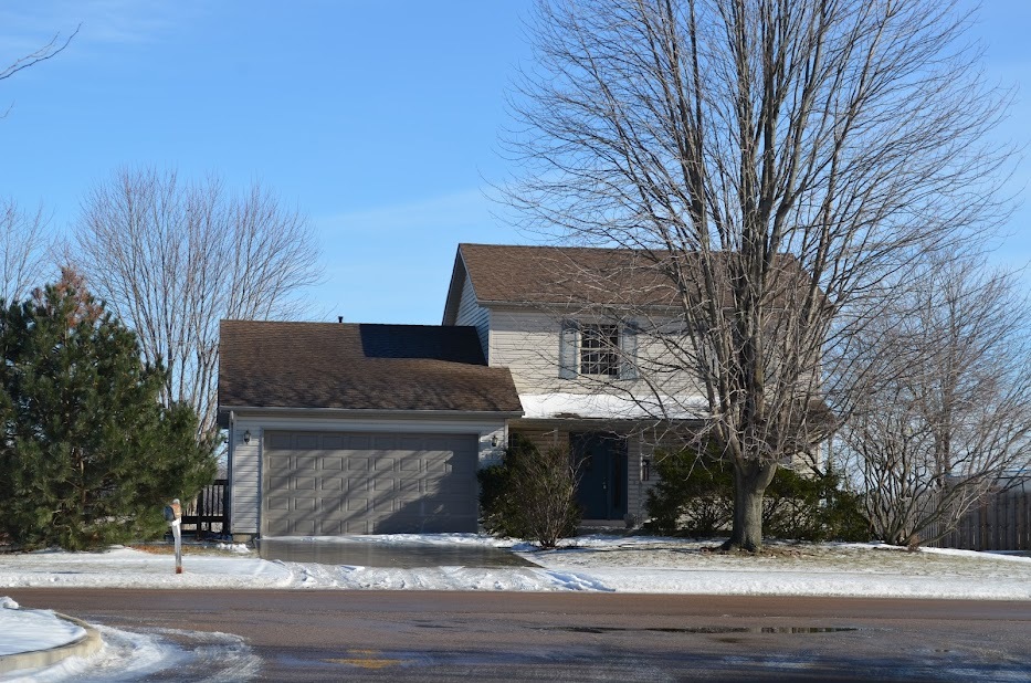 a view of a house with a yard