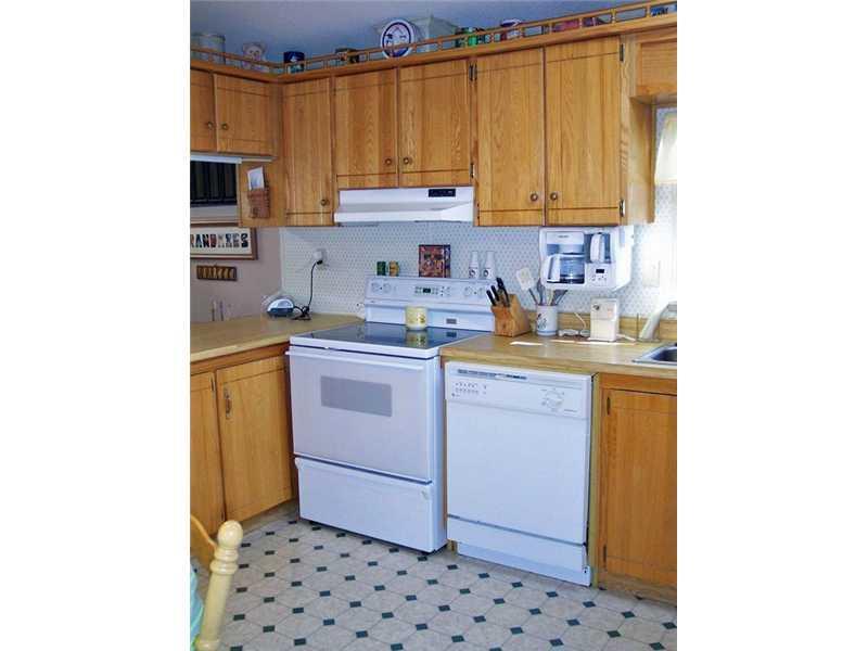 90 Cedar Street Millinocket, ME 04462 - Photo 8 of 32 Kitchen.