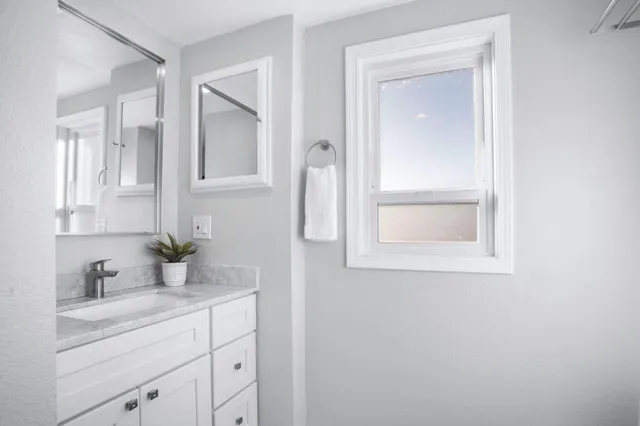 $1,298,000 | 5914 Zinn Drive, Oakland, CA 94611