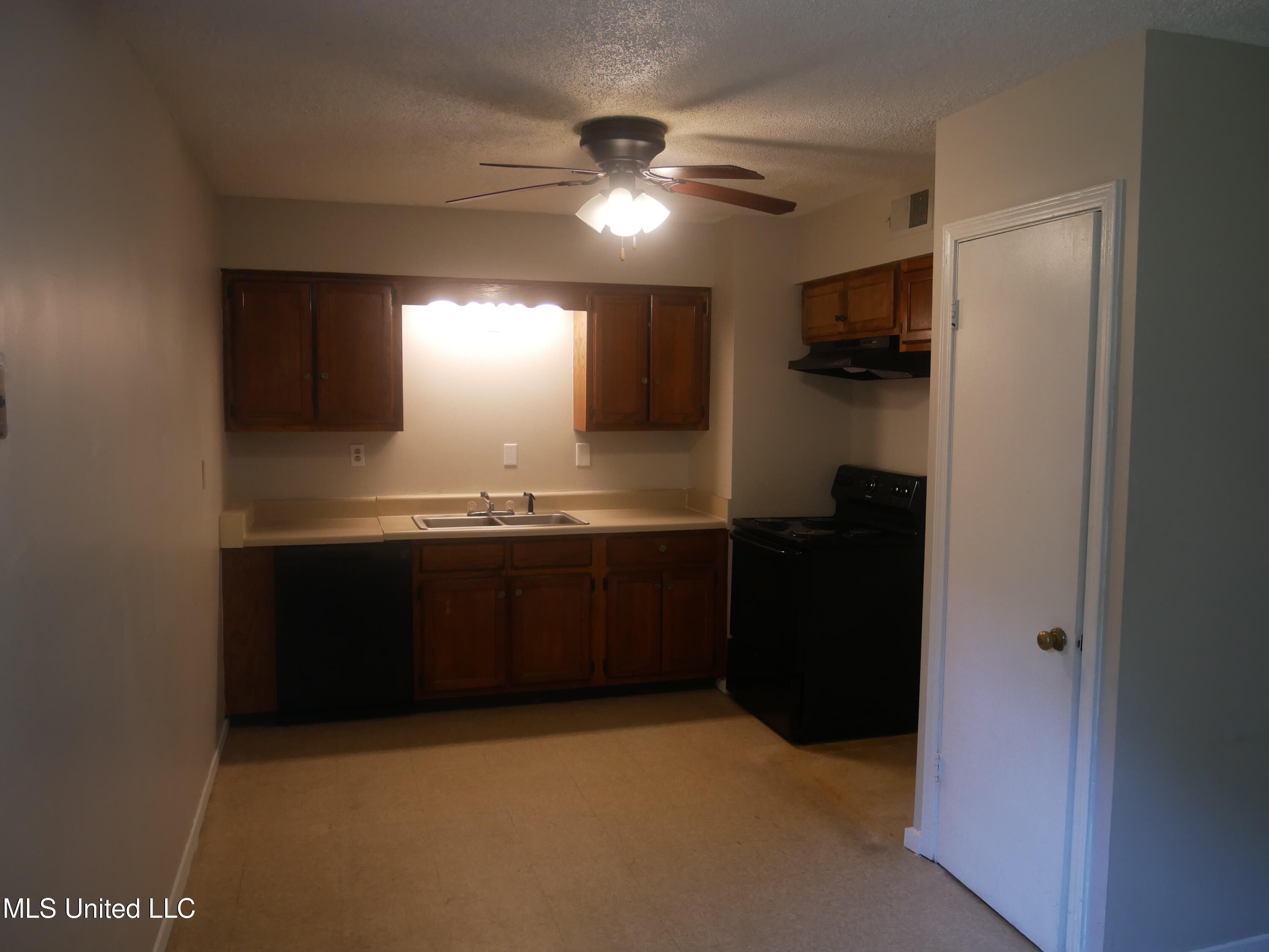 6705 Camelot Road Horn Lake, MS 38637 - Photo 2 of 12 P1110997