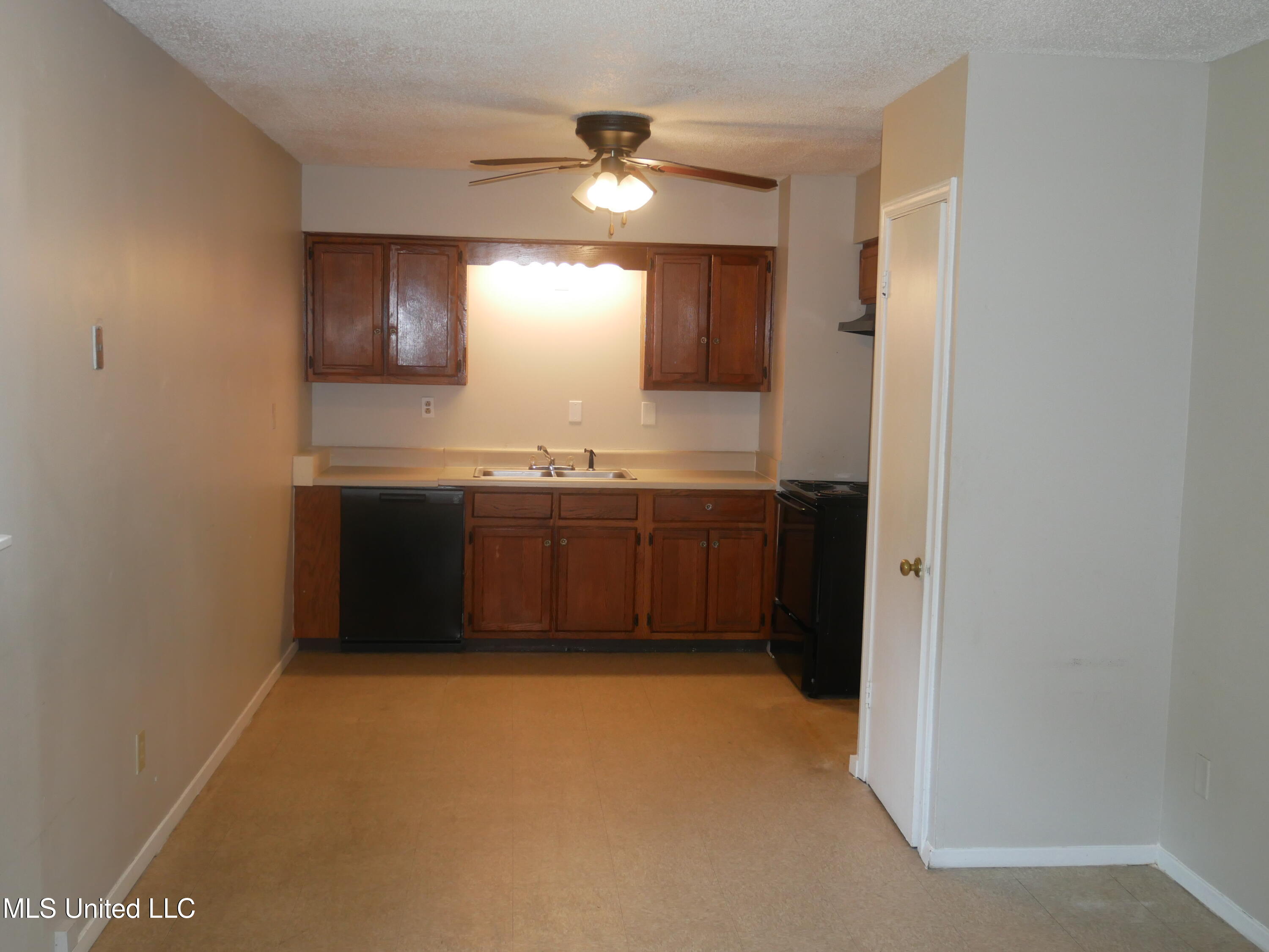 6705 Camelot Road Horn Lake, MS 38637 - Photo 3 of 12 P1110998