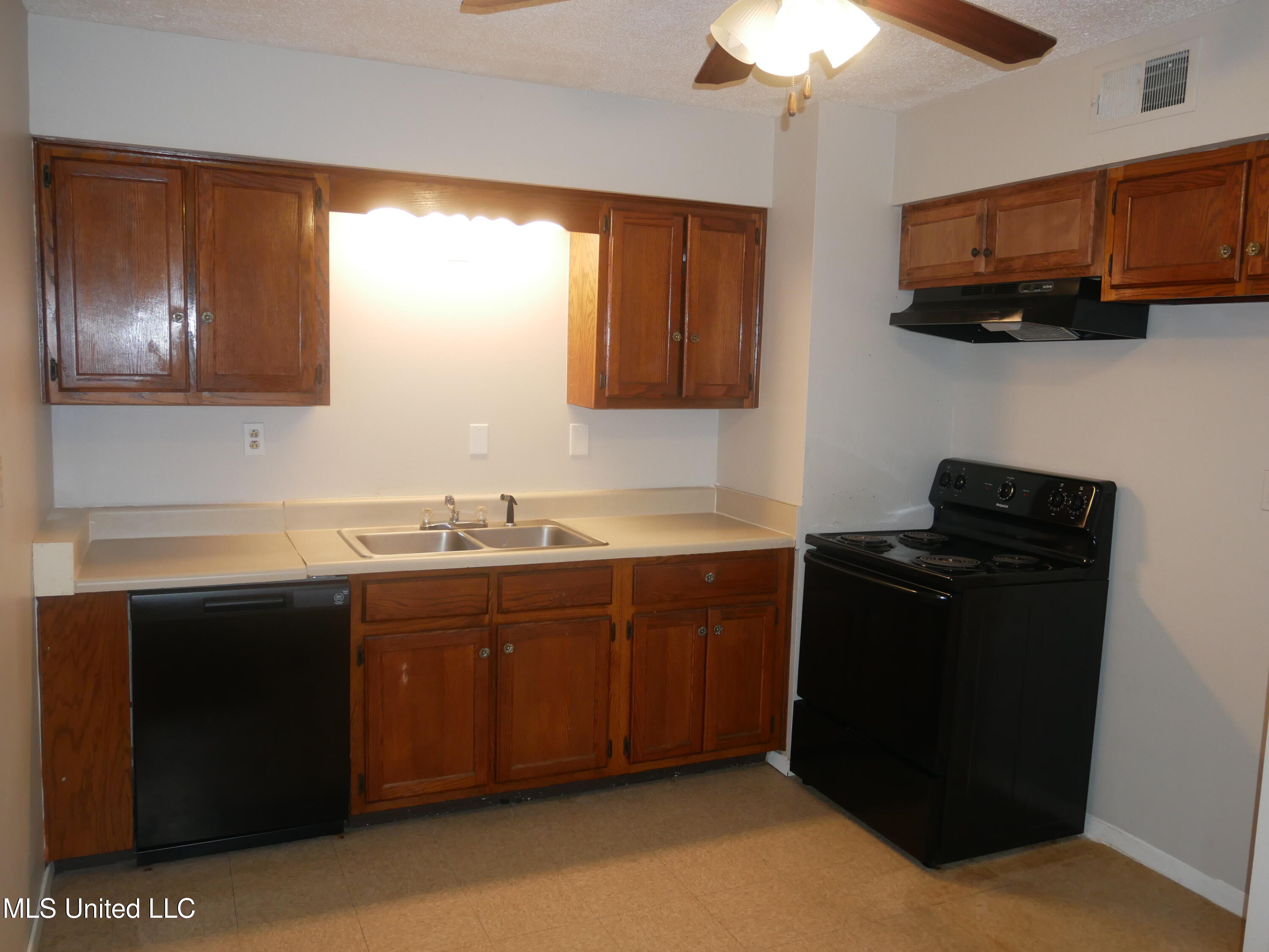 6705 Camelot Road Horn Lake, MS 38637 - Photo 4 of 12 P1110999