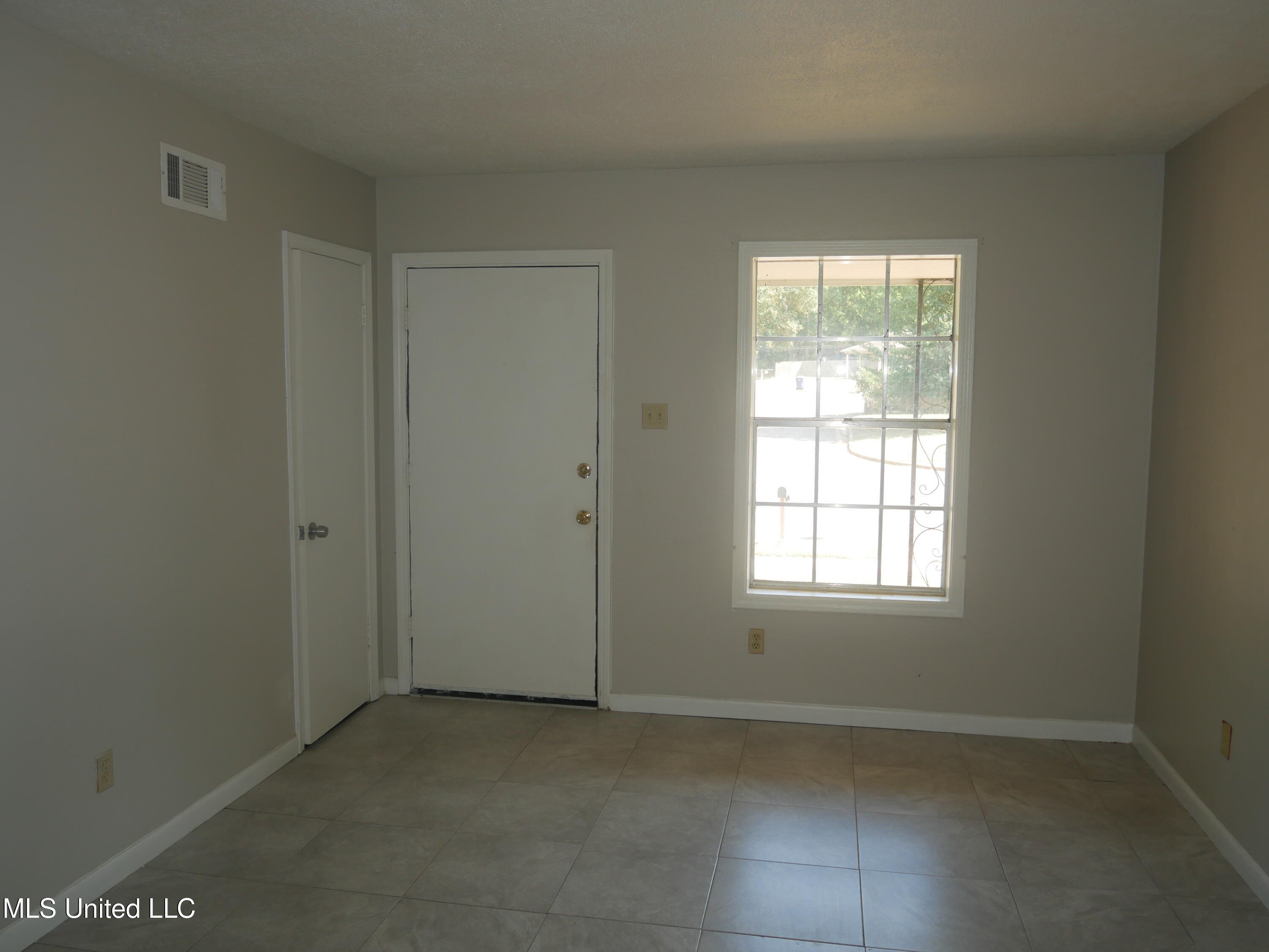 6705 Camelot Road Horn Lake, MS 38637 - Photo 7 of 12 P1120003