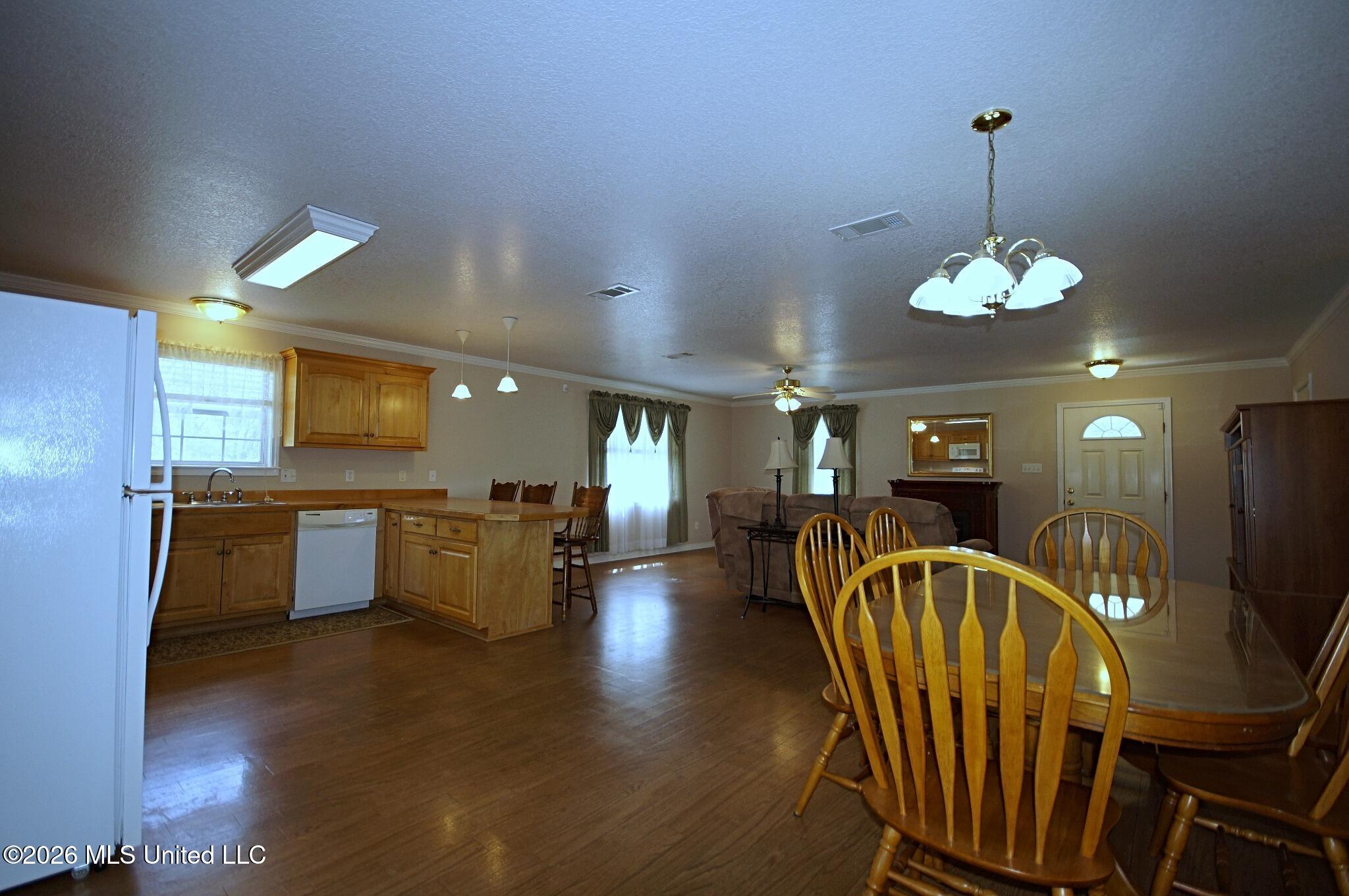 6008 St Martin Road Biloxi, MS 39532 - Photo 3 of 39 Kitchen and dining