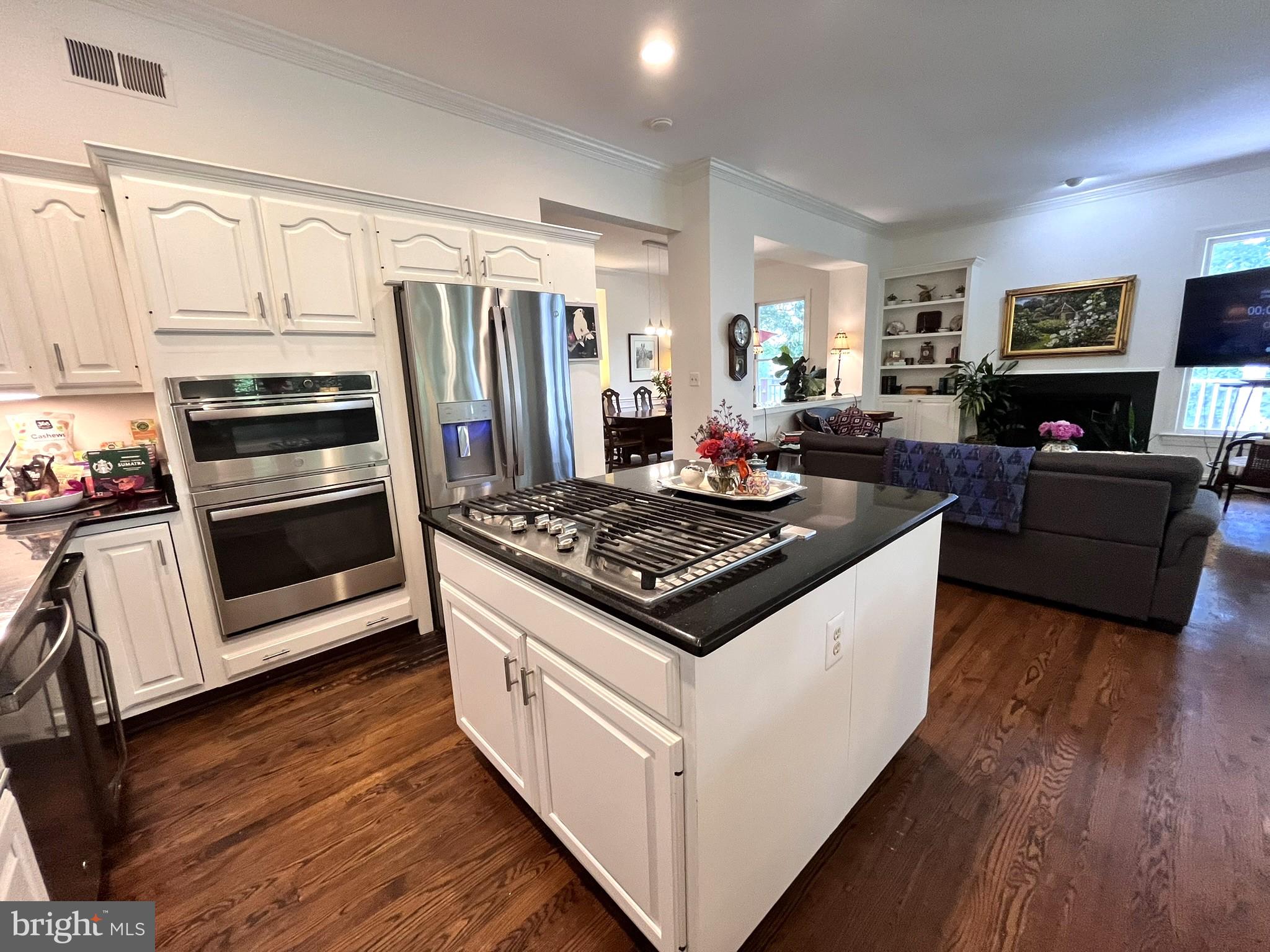 7809 Fox Gate Court Bethesda, MD 20817 - Photo 5 of 42 a kitchen with a stove and a refrigerator