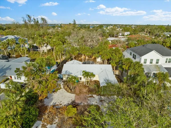 $675,000 | 5019 Commonwealth Drive, Sarasota, FL 34242