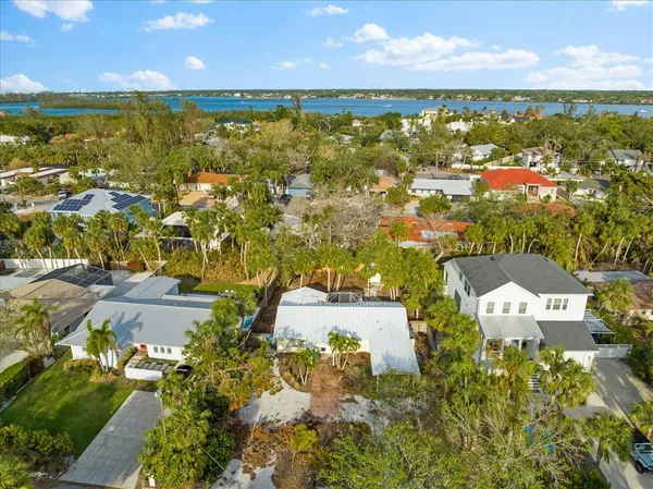 $675,000 | 5019 Commonwealth Drive, Sarasota, FL 34242