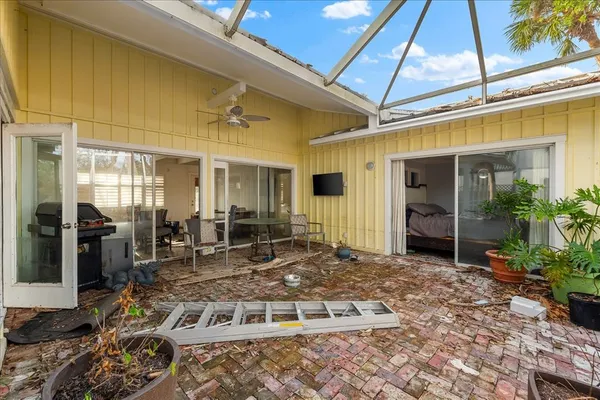 a view of a house with backyard