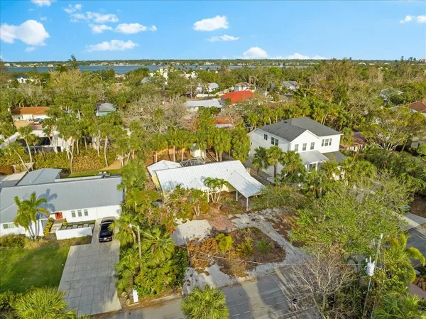 $675,000 | 5019 Commonwealth Drive, Sarasota, FL 34242