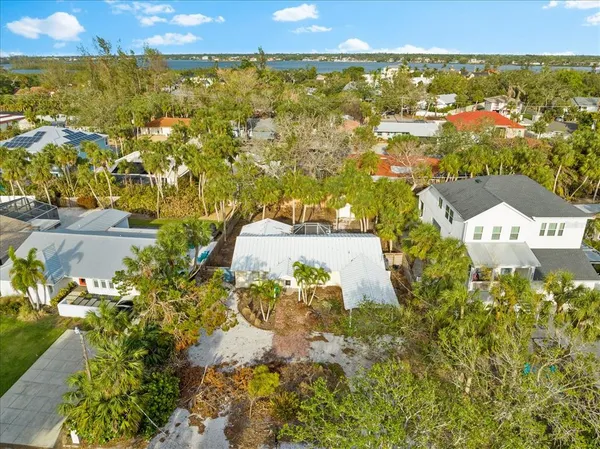 $675,000 | 5019 Commonwealth Drive, Sarasota, FL 34242