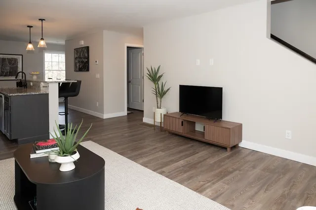 $3,100 | 1 Saddle Rock Way, Manchester, NH 03102