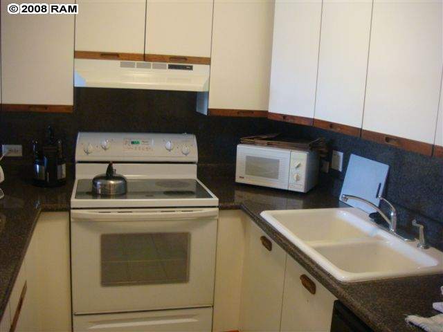 2695 South Kihei Road, Unit 10103 Kihei, HI 96753 - Photo 2 of 8 a utility room with dryer and washer