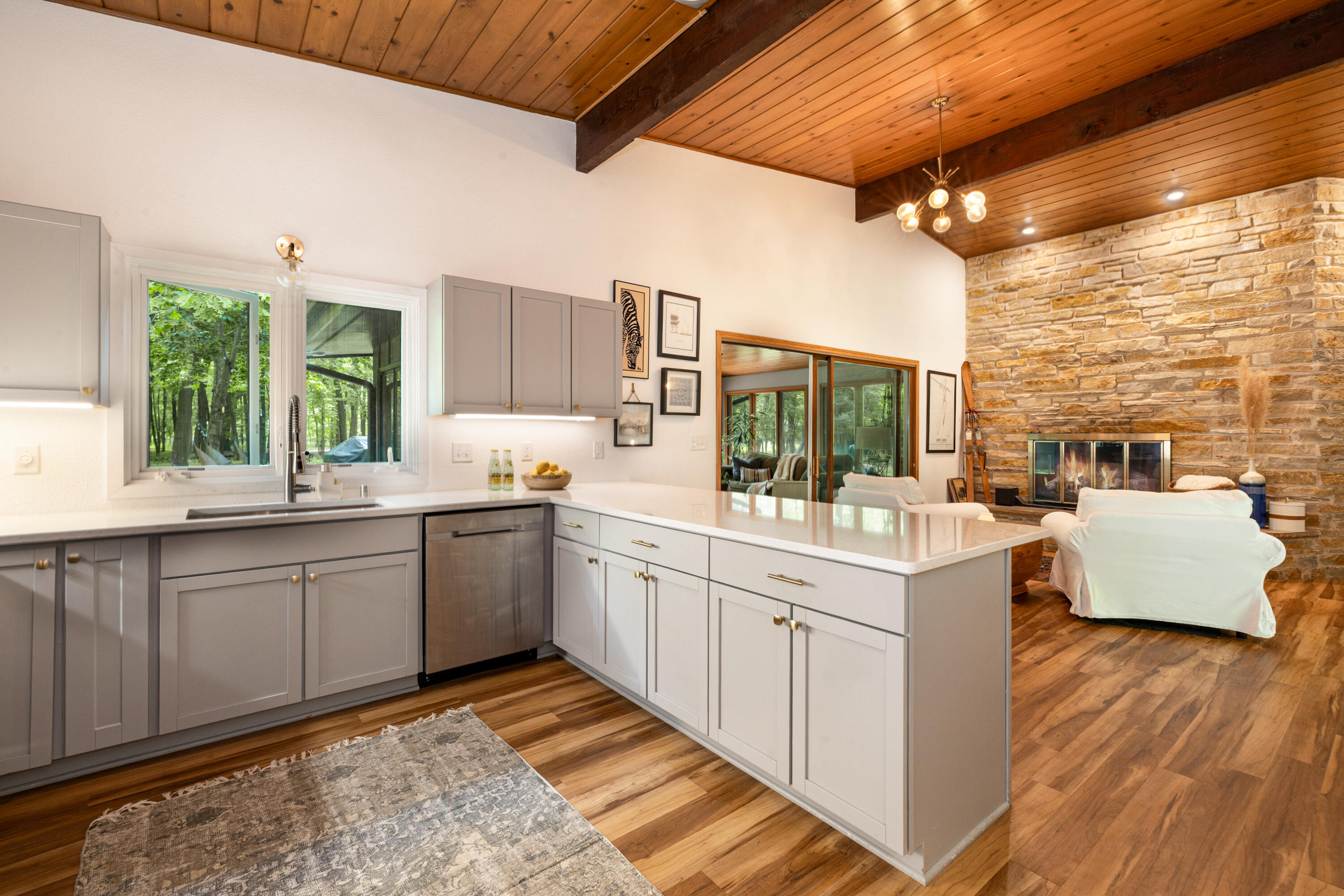 Kitchen to hearth room