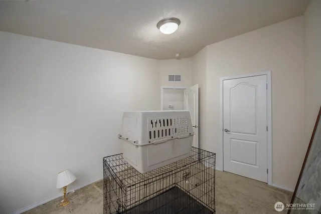 a view of livingroom with furniture