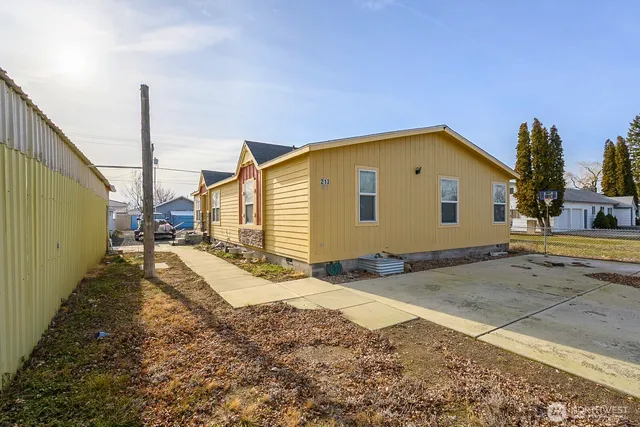 a view of a house with a backyard