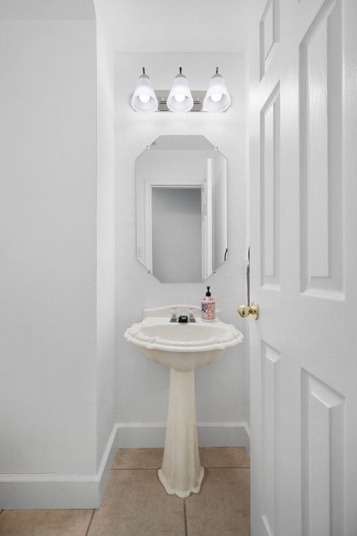 1886 Wallin Loop Round Rock, TX 78664 - Photo 15 of 28 a bathroom with a sink and a mirror