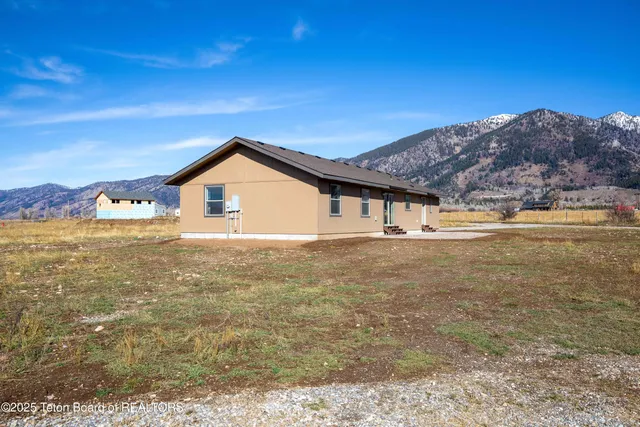 $950,000 | 184 Buttercup Lane, Bedford, WY 83112