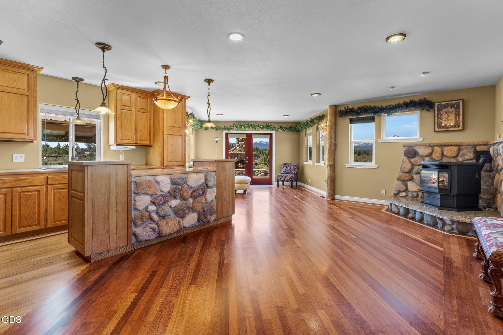 66967 Lance Road Bend, OR 97703 - Photo 10 of 58