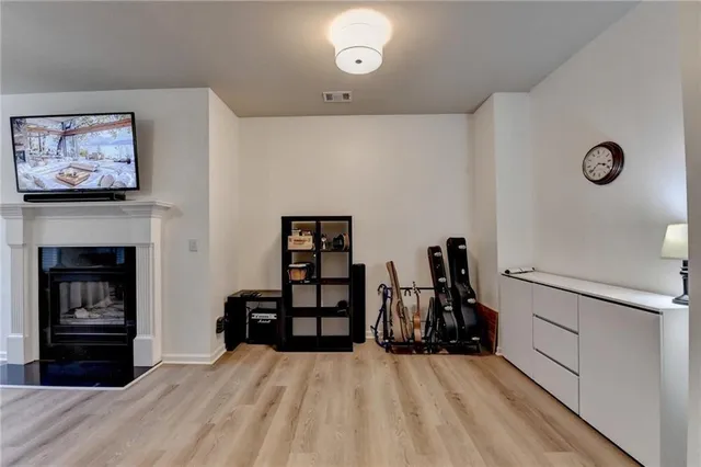 a view of a livingroom with furniture and a ceiling fan