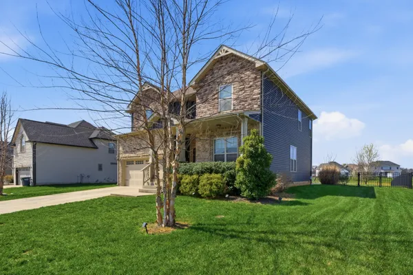 a view of a house with backyard and garden
