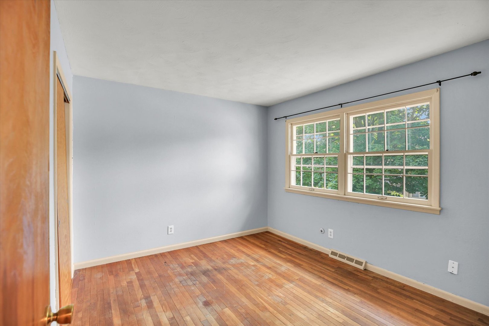 2107 Barberry Drive Champaign, IL 61821 - Photo 21 of 37 an empty room with a window