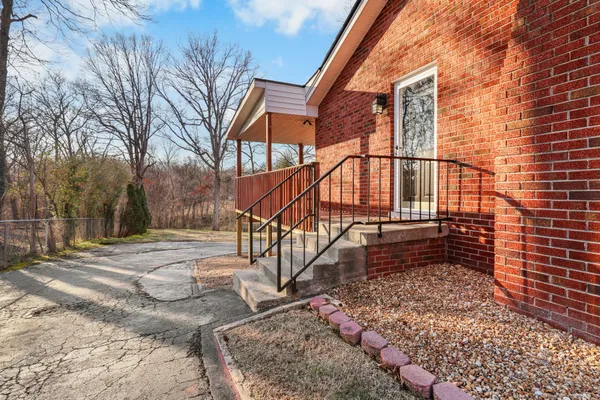 a view of entryway with a yard