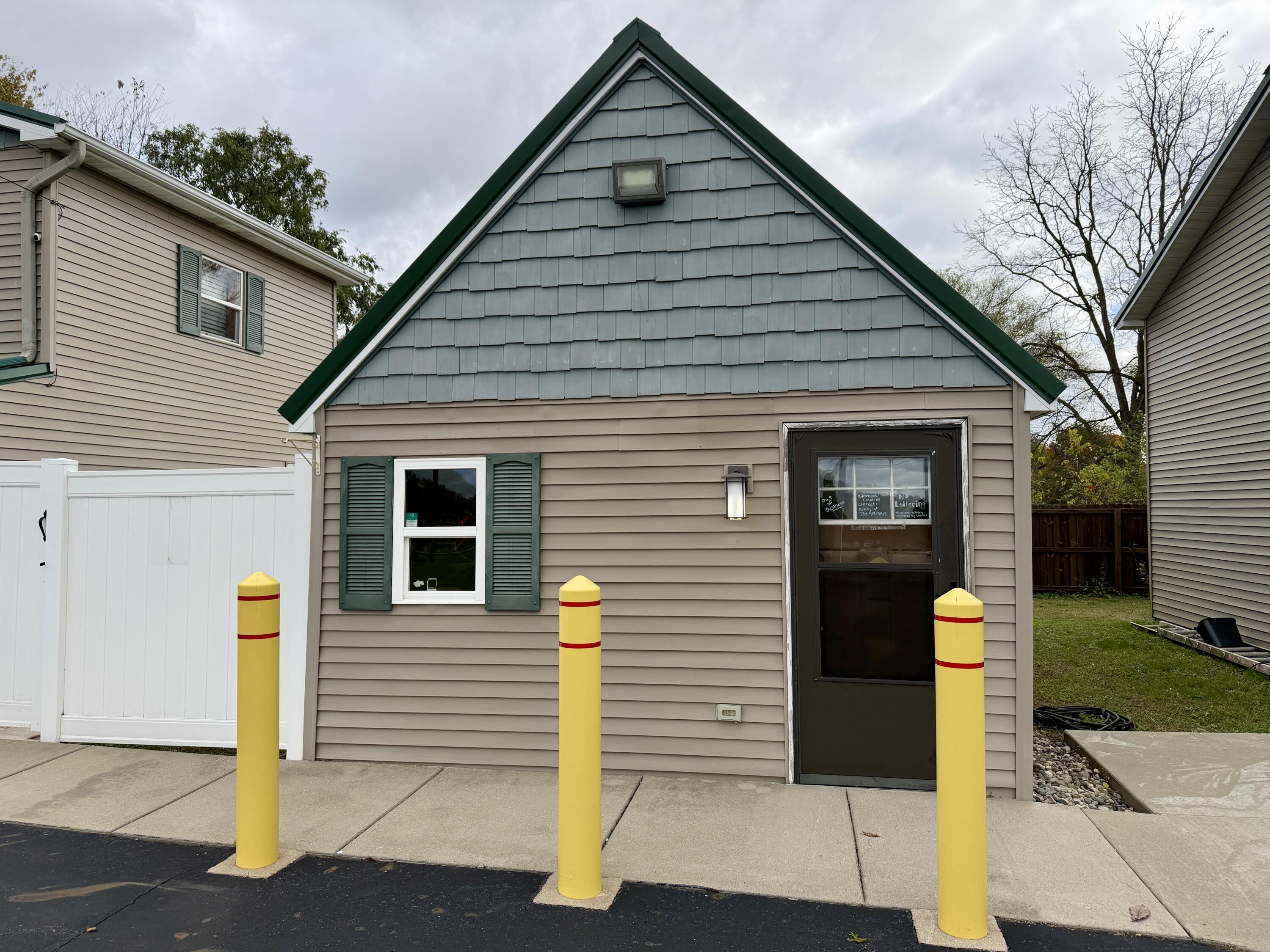 396-398 North 20th Street Springfield, MI 49037 - Photo 4 of 27 IMG_4516