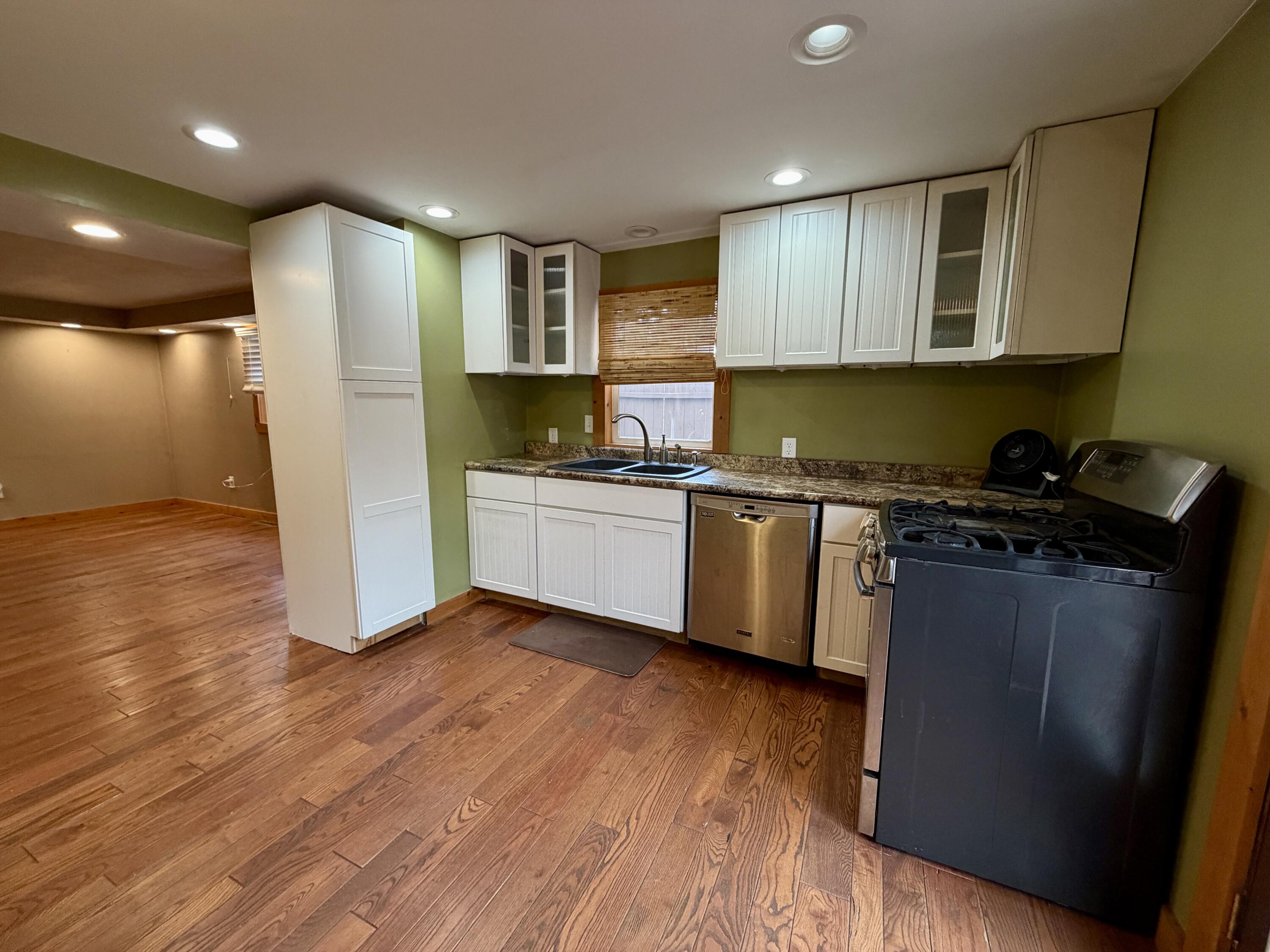 396-398 North 20th Street Springfield, MI 49037 - Photo 9 of 27 IMG_4536