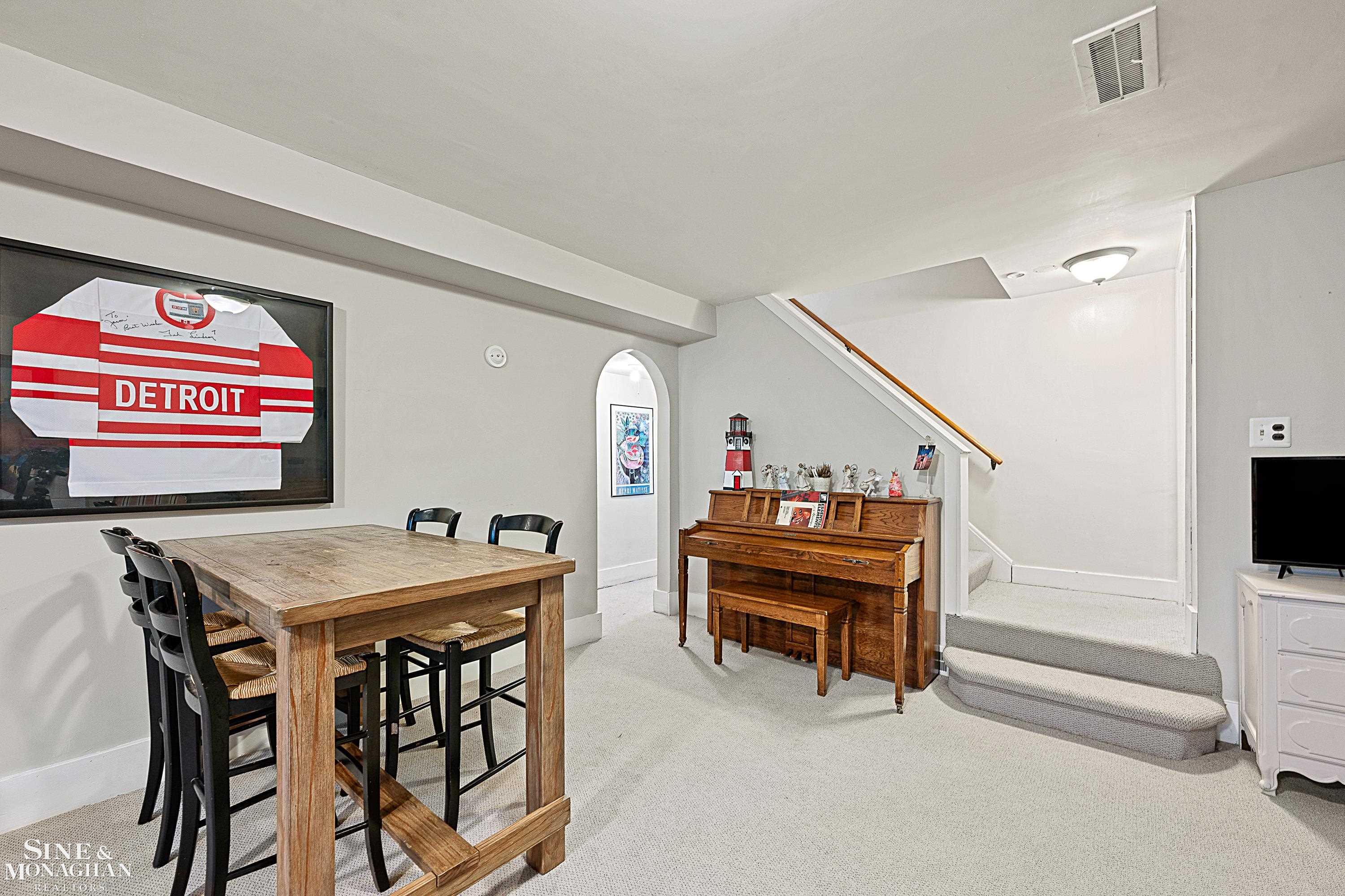 100 Roslyn Road Grosse Pointe, MI 48236 - Photo 39 of 55 50146078-ff0a6f9e-eef4-49ad-8fac-586030f17991.JPG