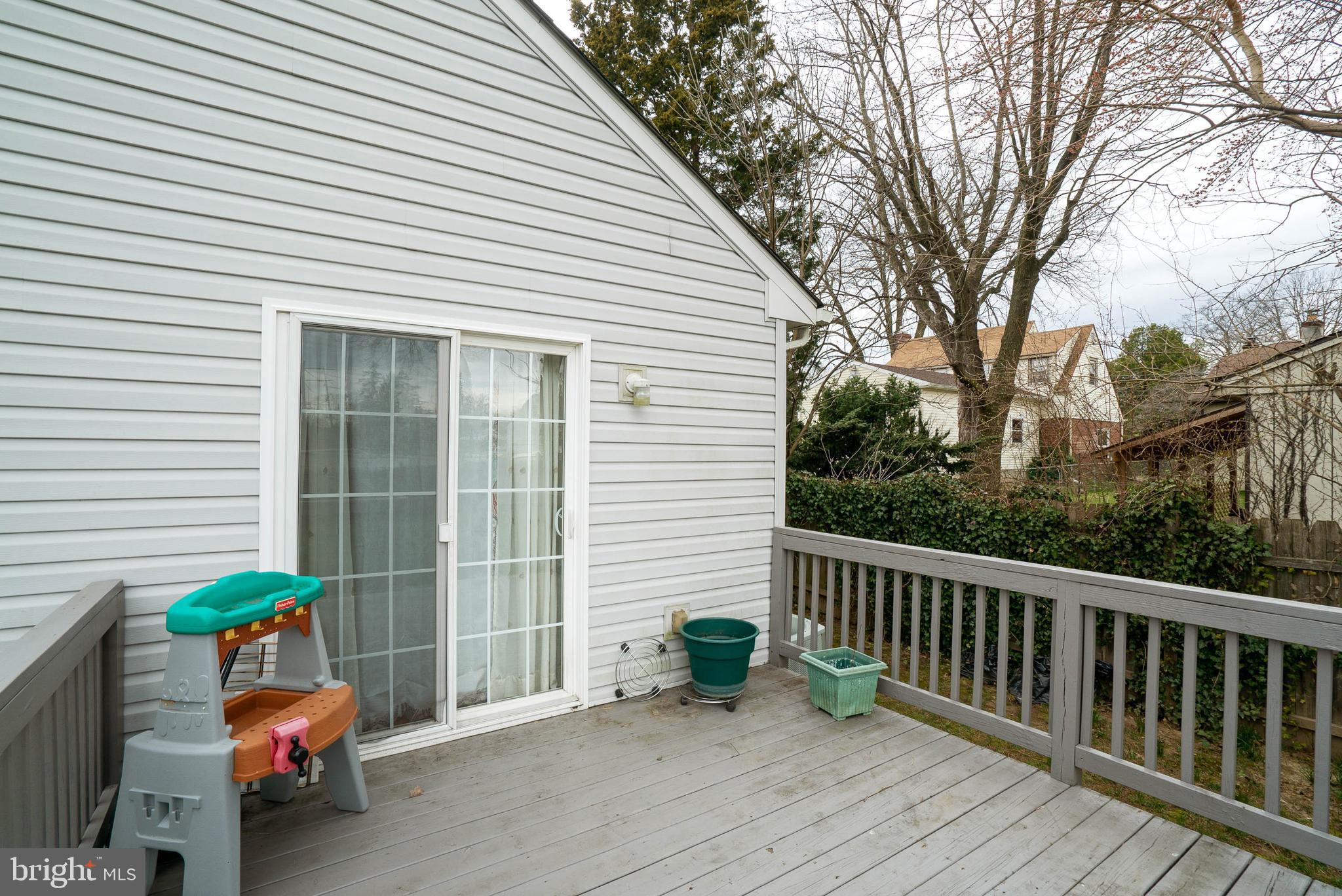 140 Roberts Road Aston, PA 19014 - Photo 30 of 35 Deck
