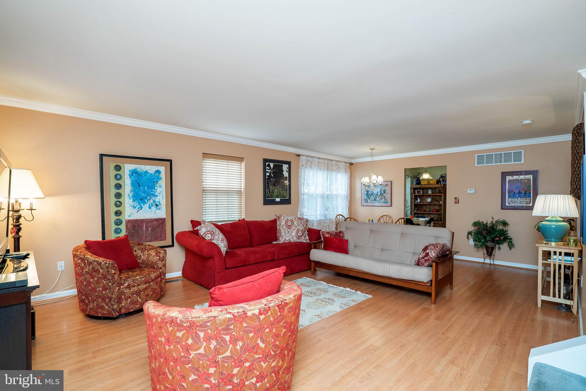 140 Roberts Road Aston, PA 19014 - Photo 4 of 35 Living Room