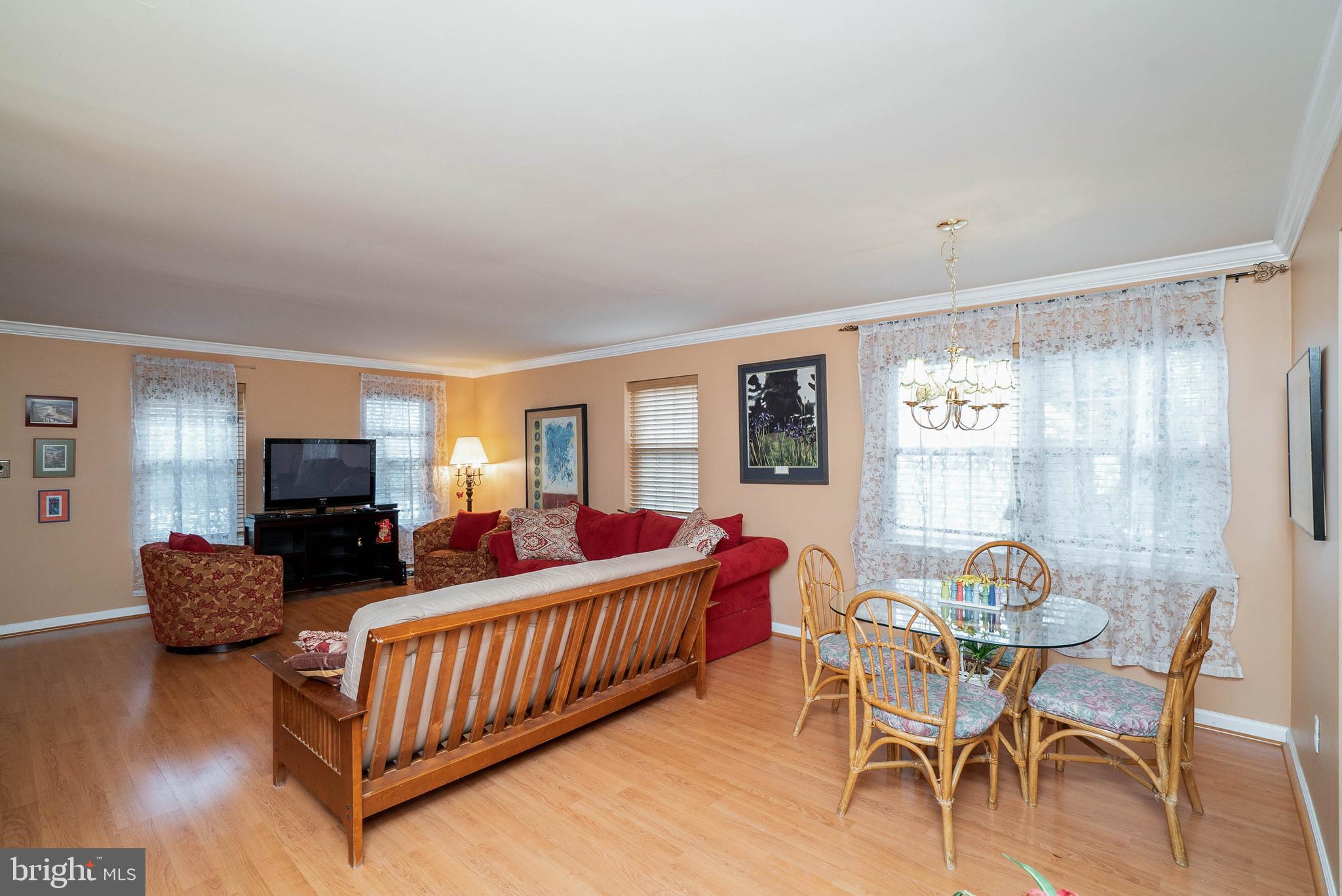 140 Roberts Road Aston, PA 19014 - Photo 7 of 35 Living Room