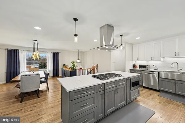 $839,000 | 6208 Redwood Lane, Alexandria, VA 22310