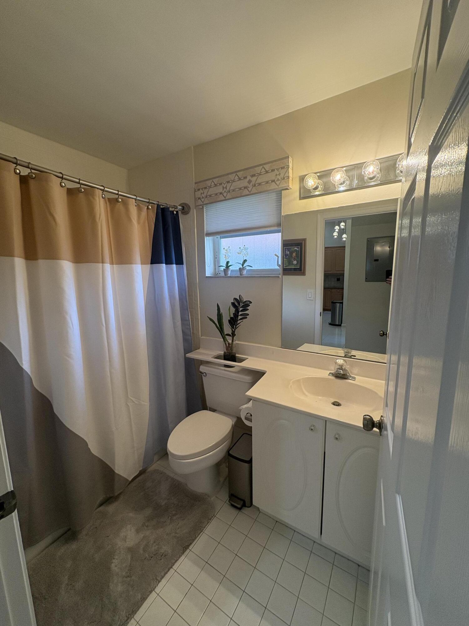 7275 Summer Tree Drive Boynton Beach, FL 33437 - Photo 15 of 28 Guest Bathroom