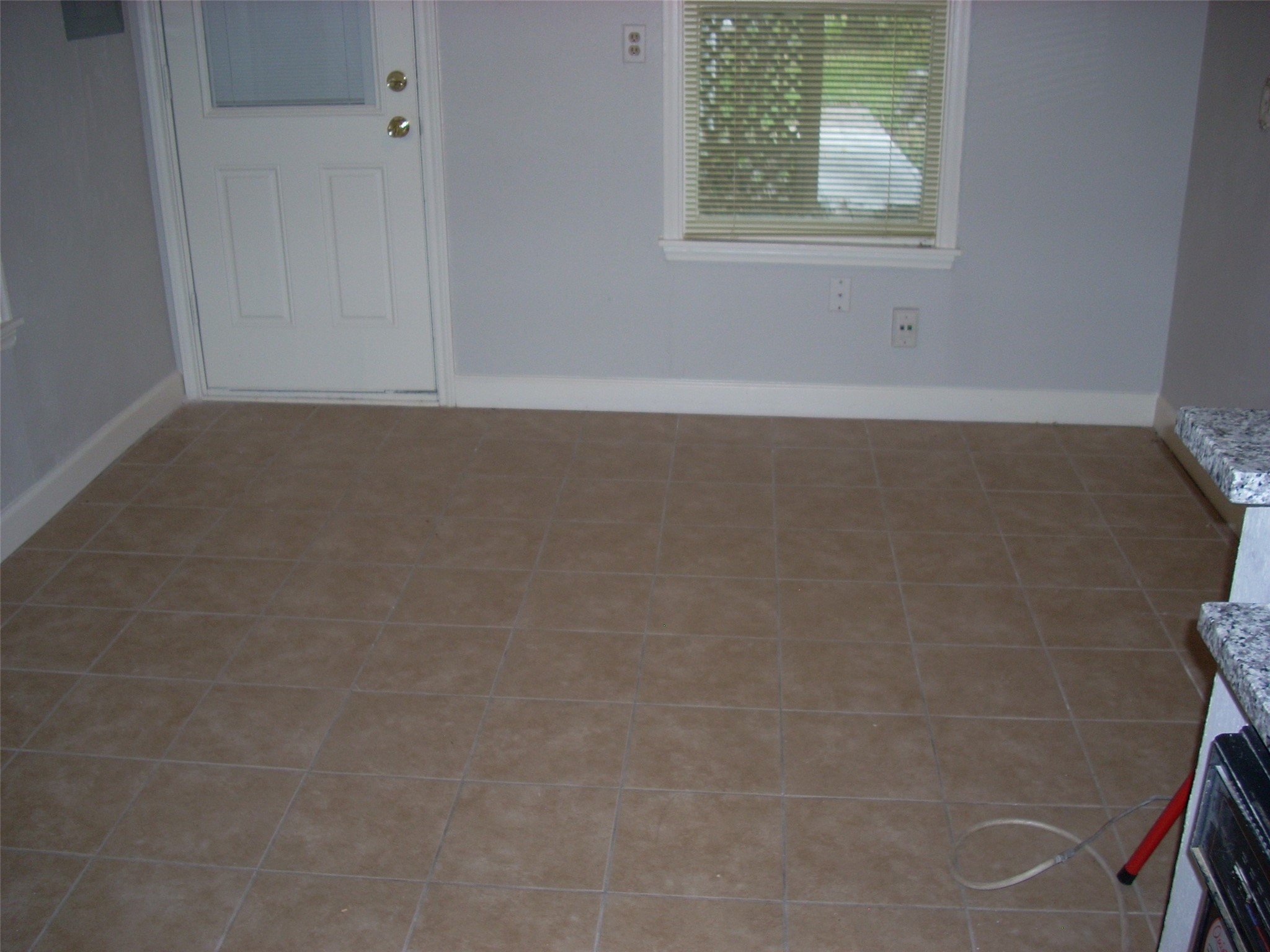 6927 Keller Street Houston, TX 77087 - Photo 4 of 11 an empty room with a window